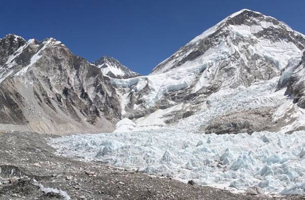 Núi Everest cao chính xác bao nhiêu? Điều đó phụ thuộc và bạn đang ở biên giới nước nào.
