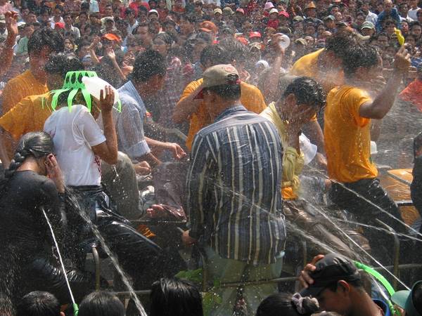 <strong>Myanmar:</strong> Lễ Thingyan của Myanmar cũng giống như các lễ hội khác ở các nước theo đạo Phật tại Đông Nam Á. Trong lễ hội, người dân đứng trên các sân khấu được dựng bằng tre trên các đường phố và té nước vào người qua đường. Ảnh: jeamwong.