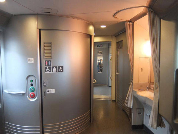 Khu WC hiện đại trên tàu Shinkansen, loại tàu chạy siêu nhanh ở Nhật.