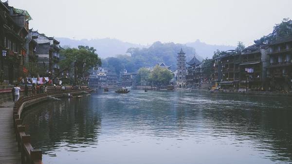 Khung cảnh dọc hai bên bờ sông cực kỳ thơ mộng. Ảnh: Nguyễn Trường Sơn
