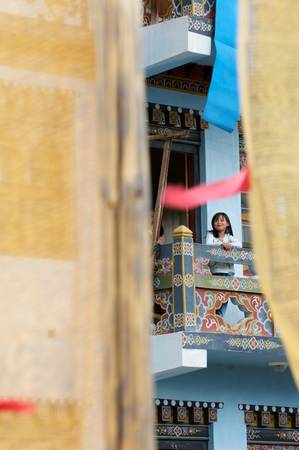 Ở Bhutan, hạnh phúc là giá trị cuộc sống và quan trọng hơn tất cả mọi thứ, do vậy họ luôn duy trì niềm vui trong cuộc sống và nụ cười mãn nguyện luôn nở trên môi ở mọi lúc, mọi nơi. Ảnh: Margot Raggett