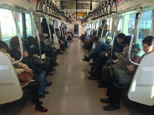 Tàu hỏa là nơi không được phép nói chuyện: Du khách có thể thấy ấn tượng với sự lịch sự và tộn trọng cá nhân của người Nhật tại những khu vực công cộng, nhưng đây là một điều làm cho nhiều người Nhật thấy mệt mỏi khi họ luôn phải giữ yên lặng trên xe buýt, tàu hỏa sau một ngày làm việc căng thẳng. Ảnh: mthai