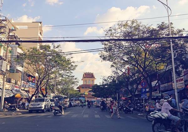 Đường Nguyễn Hữu Thận dài 95 m nằm đối diện chợ Bình Tây.