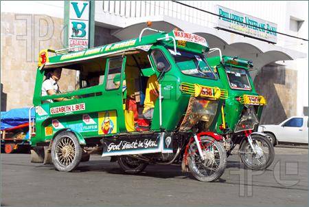 Motorela giống như sự kết hợp giữa tuktuk và jeepney