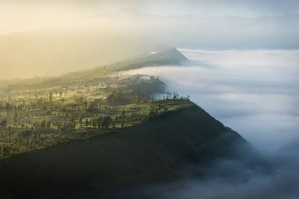 Bình minh đẹp như trong cổ tích trên núi Bromo nổi tiếng của Indonesia. Đây là ngọn núi lửa hoạt động, với chiều cao 2.329 m, thường xuyên chìm trong biển mây, thu hút nhiều du khách tham quan và các nhiếp ảnh gia.