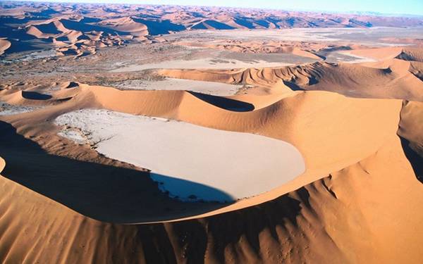 "Mad Max: Fury Road" là một trong những bộ phim hay nhất năm qua được đề cử tại Oscar lần này. Thế giới hậu khải huyền của bộ phim được tái hiện nhờ những cảnh quay hoành tráng trên sa mạc Namib, Nambia. Vẻ đẹp hoang sơ của sa mạc Namib là yếu tố khiến nhiều đoàn làm phim chọn nơi đây làm bối cảnh.