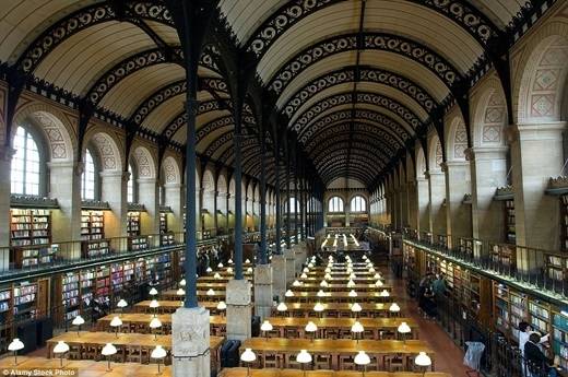Thư viện quốc gia Pháp - Bibliotheque Sainte-Genevieve tọa lạc ở Paris hoa lệ, là một công trình của kiến trúc sư Henri Labrouste từ năm 1851, nổi bật với cả một biển đèn sáng trưng, lan can sắt và trần nhà hình vòm. (Nguồn: Daily Mail)