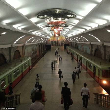 Ga tàu điện ngầm Bình Nhưỡng được trang trí công phu như cung điện Vladivostok, nhưng chỉ có 2 trạm hoạt động