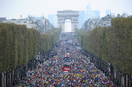 Cuộc thi marathon lớn và sôi động bậc nhất hành tinh diễn ra tại Paris tháng 4 hàng năm. Ảnh: trackandnews.fr.