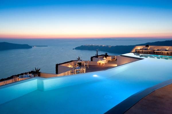 1. Đến với khách sạn The Grace Santorini, Hy Lạp bạn sẽ được chào đón bằng một bữa tối lung linh dưới ánh hoàng hôn với một bên là biển, một bên là bể bơi sang chảnh.