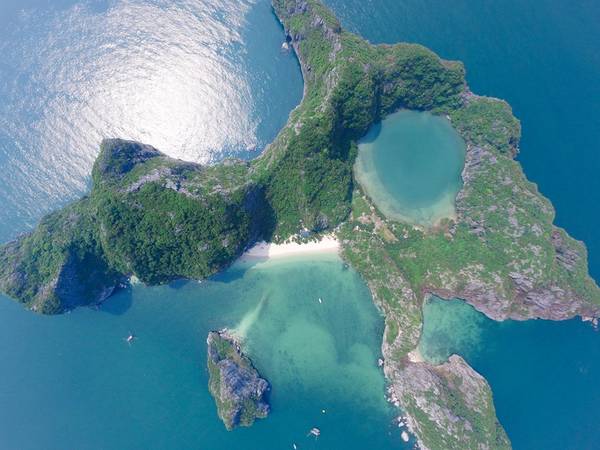 Tuy nhiên, điều đặc biệt khiến hòn Bái Đông trở nên khác biệt giữa hàng nghìn hòn đảo tuyệt đẹp của khu di sản thiên nhiên thế giới chính là Mắt Rồng độc nhất vô nhị. Ảnh: Dragon Eye Island