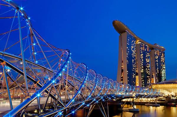NCầu Helix xứng đáng là một kiệt tác kiến trúc của Singapore nói riêng và thế giới nói chung. Đây là chiếc cầu bộ hành hình vòng cung đầu tiên trên thế giới, được khánh thành vào năm 2010. 