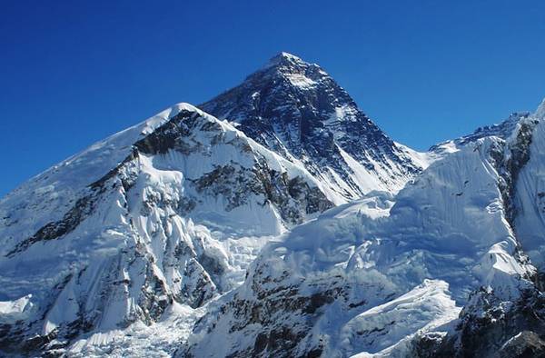 Năm 1994, một đội nghiên cứu đã khám phá ra rằng Everest cao thêm 4 mm mỗi năm. 