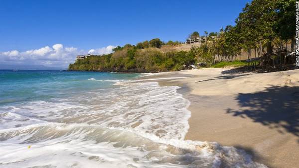 Bãi biển Bias Tugal: Để đến được bãi biển này du khách phải vượt qua chặng đường đầy sỏi đá nhưng bù lại bạn sẽ được ngắm cảnh quan tuyệt đẹp với màu nước biển xanh trong vắt, bãi cát trắng trải dài và những rặng dừa nghiêng mình soi bóng.