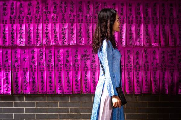 Một cô gái Việt Nam thướt tha trong tà áo dài. Bức ảnh được chụp tại TP. Hồ Chí Minh.