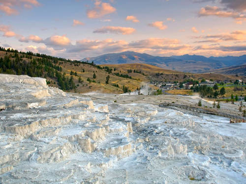 Công viên quốc gia Yellowstone ở đâu? Yellowstone nằm chủ yếu ở Wyoming và trải rộng một chút đến Montana và Idaho (Mỹ).