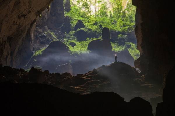 Với chiều dài gần 9 km, hang Sơn Đoòng giống như một thế giới khác lạ, với khí hậu, hệ sinh thái, động thực vật riêng. Ảnh: John Spies/Barcroft Media. 