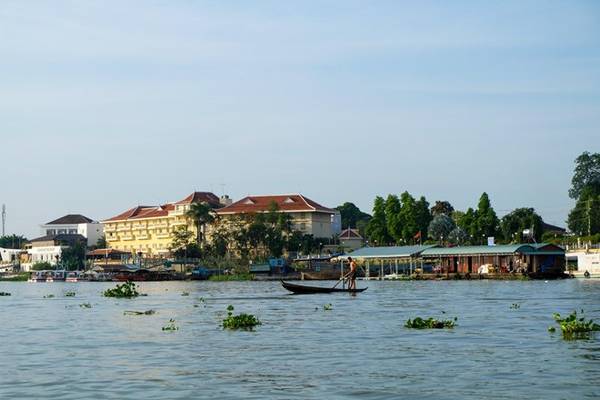 Sau khoảng 5 phút đi thuyền, du khách sẽ thấy những ngôi nhà nổi trên sông.