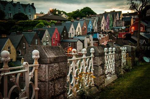 Thị trấn Cobh, còn được biết đến với tên gọi Queenstown (từ năm 1850- cuối những năm 20 của thế kỷ trước) là một cảng du lịch nổi tiếng ở phía Nam Ireland.
