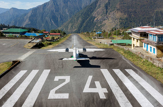 Sân bay Tenzing - Hillary, Lukla, Nepal tọa lạc tại thị trấn Lukla, phía đông Nepal. 