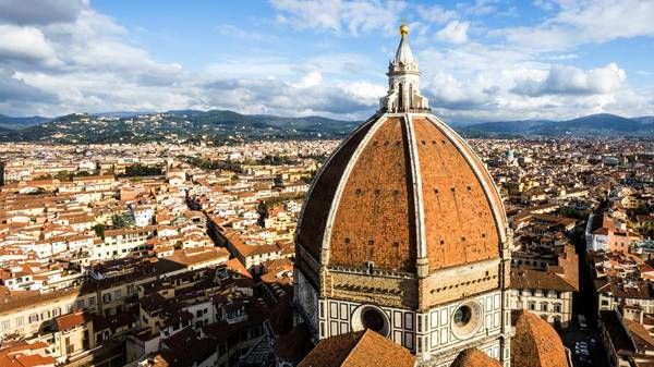 Đỉnh quảng trường nhà thờ lớn Duomo, biểu tượng của Florence, Ý.
