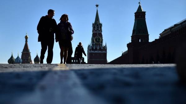 <strong>13. Thay đổi cách nhìn về các địa điểm nổi tiếng:</strong> Ví dụ như có 4/5 du khách đến Nga nhận xét rằng Quảng trường Đỏ ở Moscow so với hình ảnh trên ti vi thì rộng hơn nhiều lần.