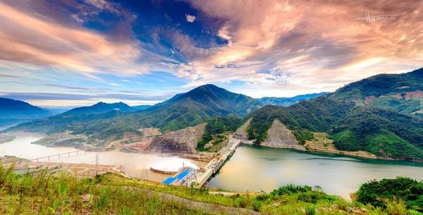 Thủy điện Lai Châu là công trình trọng điểm quốc gia được khởi công xây dựng năm 2011 tại xã Nậm Hàng, huyện Mường Tè.