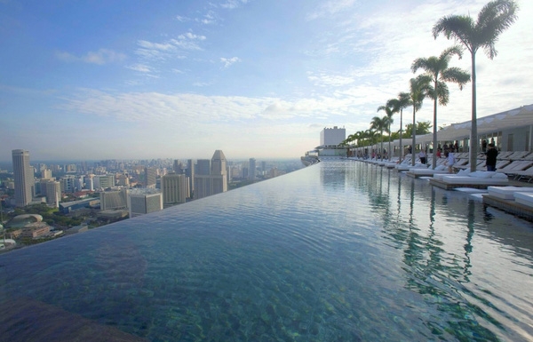  Không hướng ra biển lớn hay núi cao, bể bơi tại đây lại khiến du khách choáng ngợp bởi sự nhộn nhịp của thành phố Singapore.