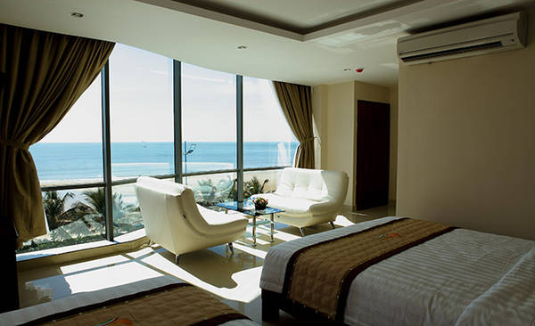 Phòng nghỉ với tầm nhìn lãng mạn ra phía biển.