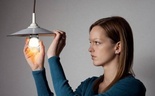 Ở bang Victoria, Australia, bạn không được phép thay bóng đèn trong chính ngôi nhà của mình hay bất cứ đâu