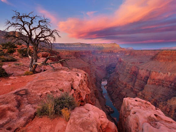 Vườn quốc gia Grand Canyon là một khu bảo tồn ở tiểu bang Arizona, Mỹ. Ở trong vườn quốc gia này còn có hẻm núi lớn Grand Canyon nổi tiếng thế giới