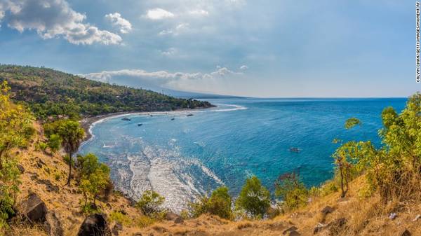 Bãi biển Amed: Amed nằm ở phía Đông của Bali, nổi tiếng với bãi cát đen do ảnh hưởng của nham thạch núi lửa. Đồng thời bãi biển này cũng có nhiều rạn san hô đầy màu sắc và địa điểm lý tưởng cho những du khách yêu thích bộ môn lặn.