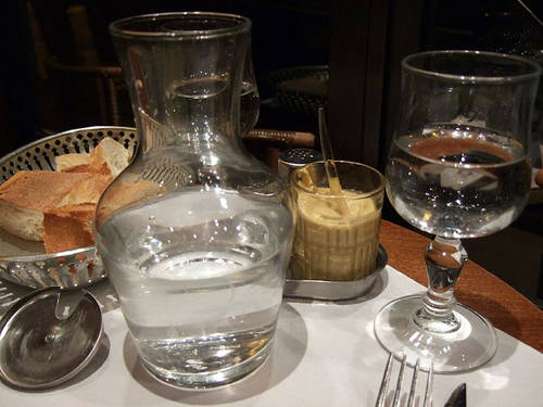 Ở Paris, bạn không nên bỏ tiền ra để mua nước lọc đóng chai.
