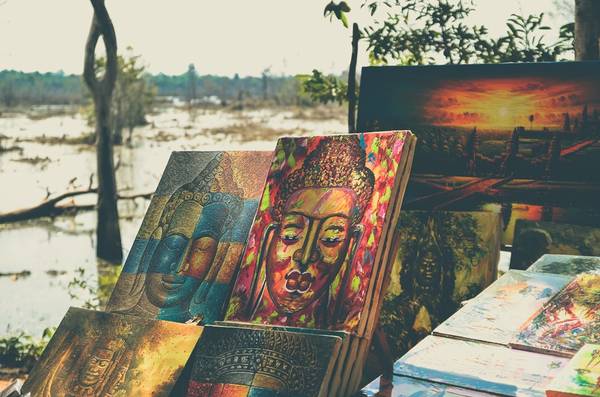 Những bức tranh mô tả Phật giáo và Angkor được bày bán rất nhiều trên đường đi. Mỗi ngày đón hàng trăm ngàn lượt khách tới tham quan, khu di tích Angkor đang đứng trước tình trạng báo động về chất lượng và khả năng tồn tại.