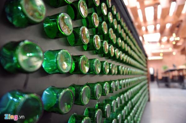 Quầy bar phong cách nhờ hàng trăm vỏ chai bia.