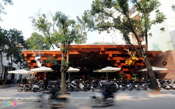 Nhà hàng rộng 1.000 m2, nằm trên mặt phố Lý Thường Kiệt (Hoàn Kiếm, Hà Nội), do nhóm kiến trúc sư Việt Nam thiết kế.