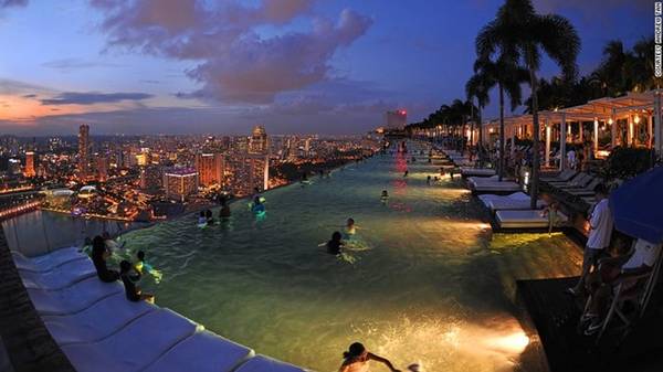 Bể bơi ở lưng chừng trời của khách sạn Marina Bay Sands đem lại cho du khách một trải nghiệm độc đáo. Ảnh: CNN.