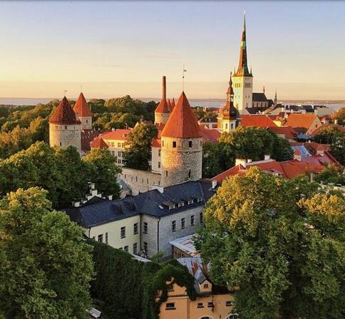 Glassman cũng là người sáng lập Passion Passport, một cộng đồng trực tuyến gồm các blogger và nhiếp ảnh gia du lịch. Đây là khung cảnh trong chuyến đi tới Tallinn ở Estonia của anh.