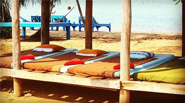 Mát-xa. Không còn gì tuyệt hơn nằm dài mát-xa trên những chiếc ghế đặt dọc bãi biển giữa tiếng sóng vỗ rì rào và gió mát rượi. Bạn sẽ tốn khoảng 5 đô la/giờ (110.000 đồng) mát-xa chân và 7 đô la/giờ (khoảng 155.000 đồng) mát-xa bằng dầu dừa. (Ảnh: Instagram)