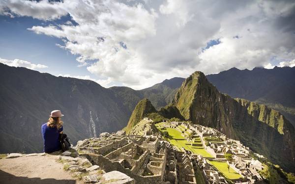 Leo lên Machu Picchu, Peru: Du khách nên thức dậy từ sáng sớm, đi qua con đường dẫn tới Machu Picchu trước khi một lượng lớn du khách đổ về đây. Khi lên đỉnh núi, bạn có thể ngắm nhìn ánh nắng chiếu trên khu di tích cổ đại nổi bật trên nền thung lũng sâu và những ngọn núi hùng vĩ phía xa. Ảnh: Roughguides.​