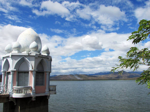 Tháp điều tiết nước hồ Cà Giây mang phong cách kiến trúc Chăm - Ảnh: Nguyễn Thiên Đăng