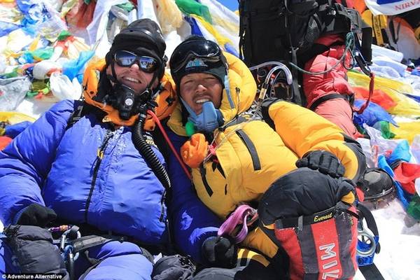 “Vì thế, nếu khách hàng muốn tham gia chuyến đi lên Everest, tôi sẽ yêu cầu họ phải vượt qua đỉnh núi cao 7.000 m, rồi sau đó là 8.000 m để có sự khởi đầu tốt nhất”, Gavin bổ sung.