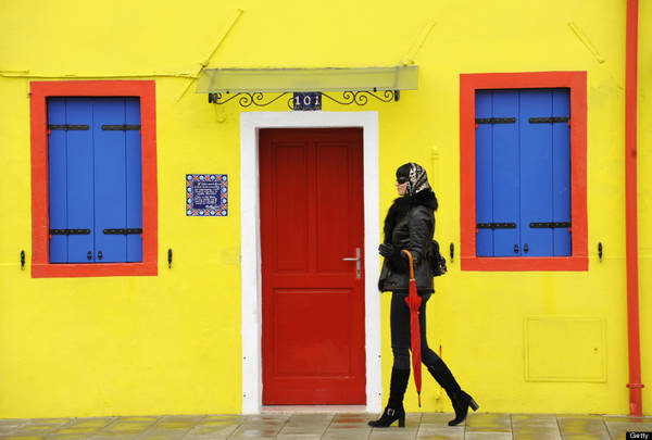 Một du khách sành điệu dạo bước ở Burano. Ảnh: Huffingtonpost.com