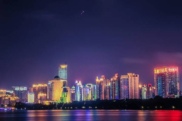 Thành phố Nam Ninh lung linh trong đêm. Ảnh: Nguyễn Trường Sơn