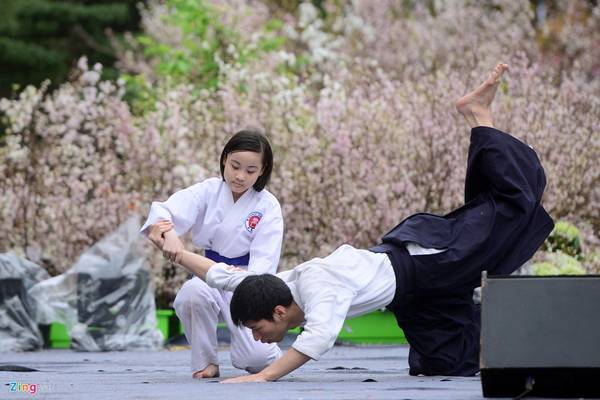 Chương trình giao lưu văn hoá Việt - Nhật còn mang đến cho du khách những tiết mục biểu diễn đặc sắc như trình diễn võ thuật Aikido của các thành viên câu lạc bộ tại Hà Nội.