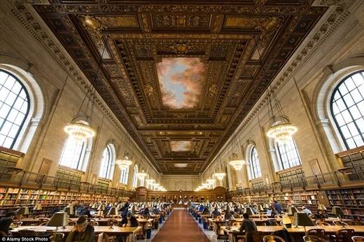 Khá dễ hiểu vì sao thư viện cộng đồng New York mất tận 12 năm xây dựng, khi bạn tận mắt thấy trần nhà cao chót vót và nội thất mạ vàng của nó. Trong ảnh là phòng đọc chính có tên The Rose. (Nguồn: Daily Mail)