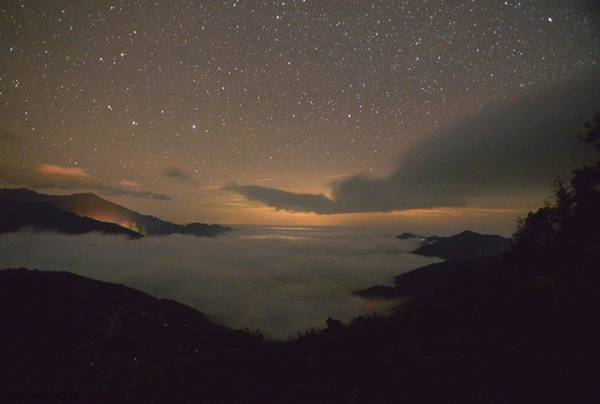 Bức tranh của mây được dệt trong màn đêm huyền ảo, điểm xuyết trên bầu trời của núi rừng là dải ngân hà chẳng nơi nào đẹp bằng.