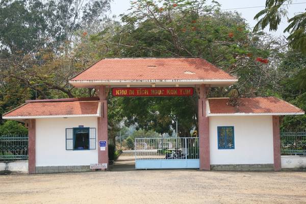 Nằm gần bảo tàng Kon Tum là nhà ngục Kon Tum, nơi từng giam giữ nhiều chiến sĩ yêu nước trong kháng chiến chống Pháp. Trong khuôn viên nhà ngục còn có hai ngôi mộ tập thể nằm cạnh dòng sông Đăk Blar.