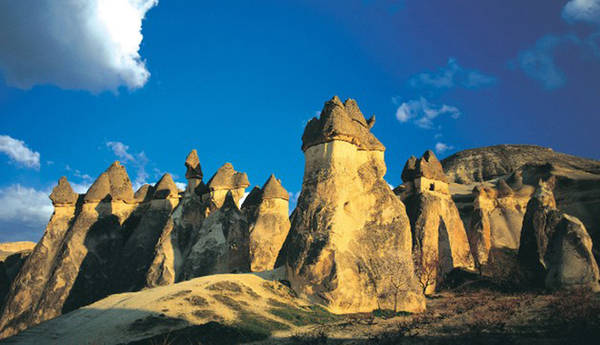 Đến với các khối đá Cappadocia, du khách như được lạc về thời kỳ cổ đại