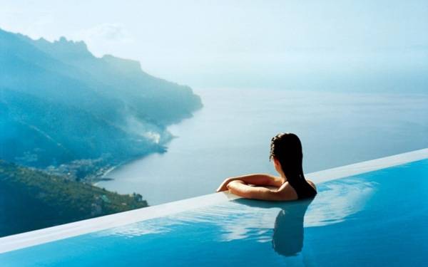 3. Có lẽ nơi ngắm cảnh tuyệt vời nhất tại khách sạn The Caruso, Italy chính là bể bơi hướng ra núi.